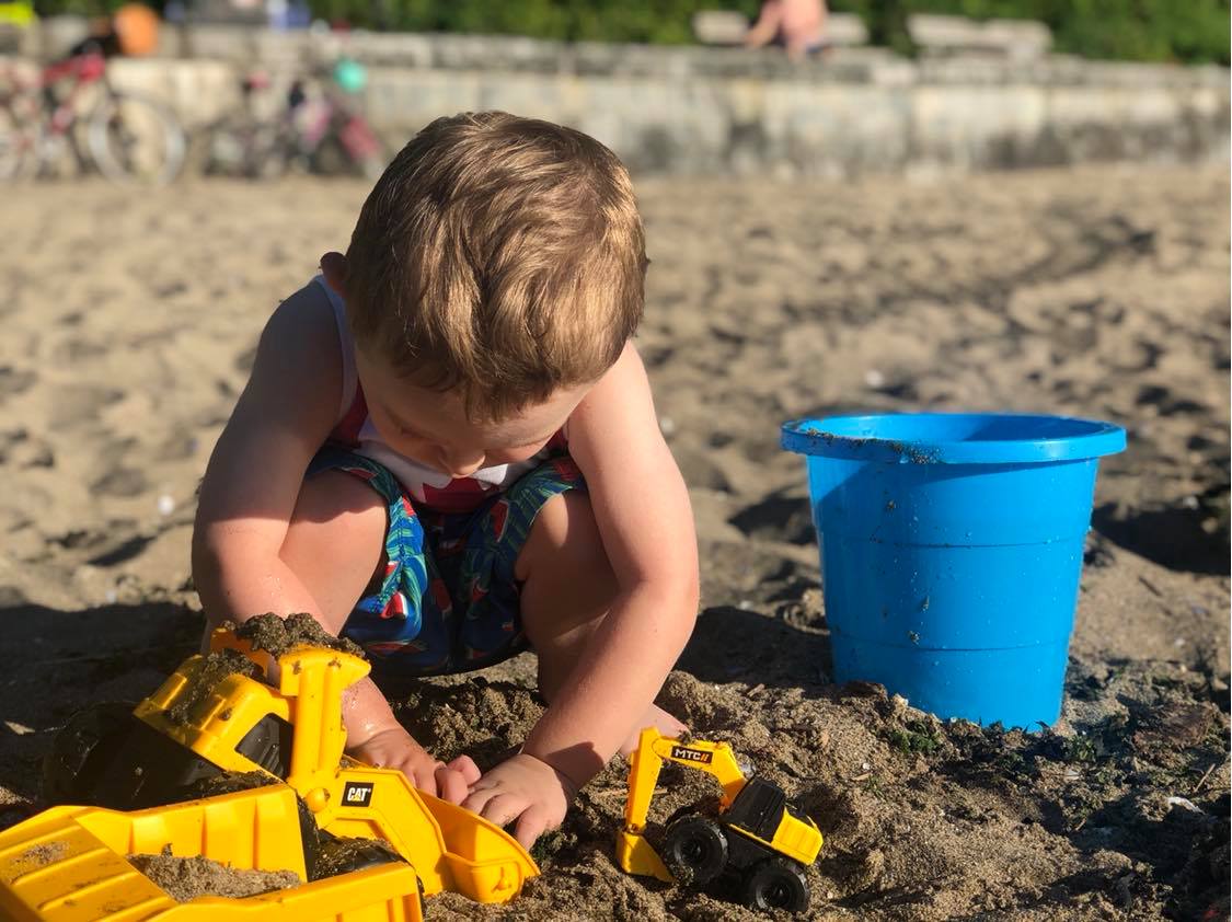 15 MUST HAVE Items at the Beach with a Toddler HAVE KIDS, STILL TRAVELING